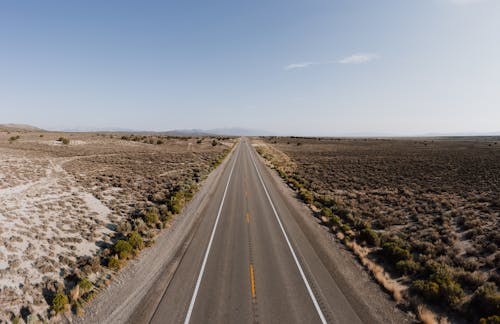 드론으로 찍은 사진, 빈 도로, 사막의 무료 스톡 사진