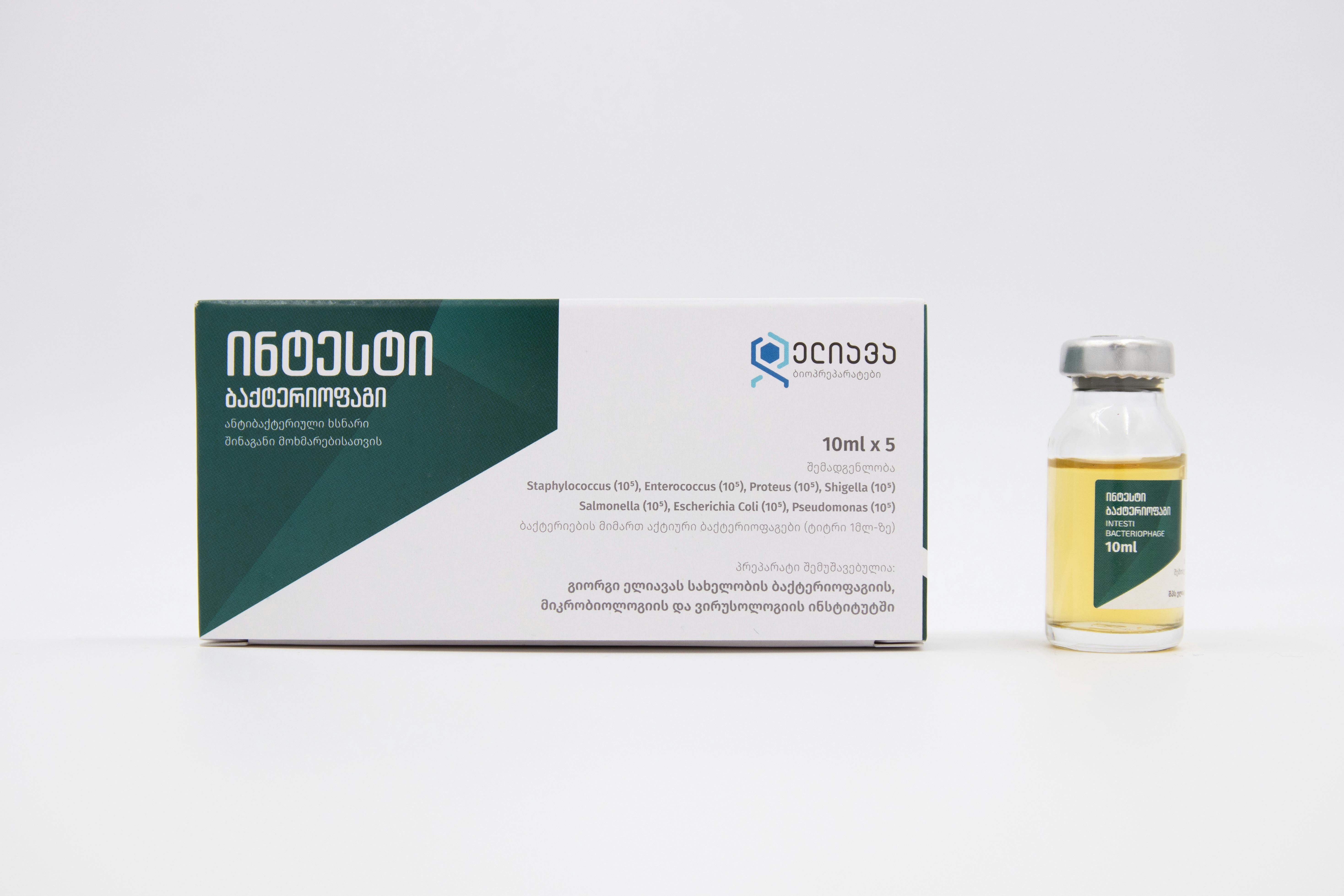 Półka w sklepie Żabka, na której brakuje standardowych buteleczek z liquidami 10 ml do e-papierosów, lub z bardzo ograniczonym wyborem.