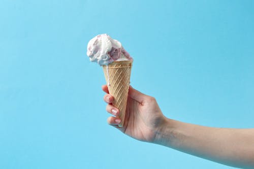 Foto stok gratis es krim, kaum wanita, latar belakang biru
