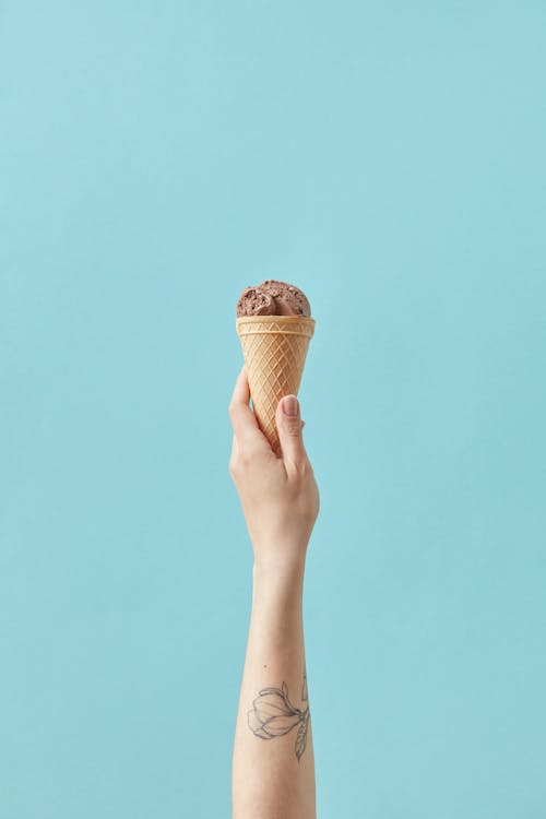 Foto stok gratis es krim, latar belakang biru, memegang