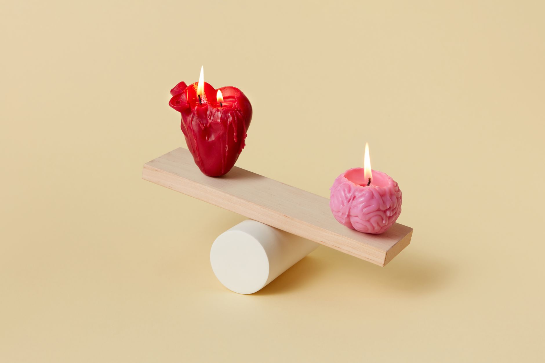 工會加保與職業工會差異全解析,常見名詞一次釐清 Artistic balance of heart-shaped and brain-shaped candles on a seesaw for conceptual representation.