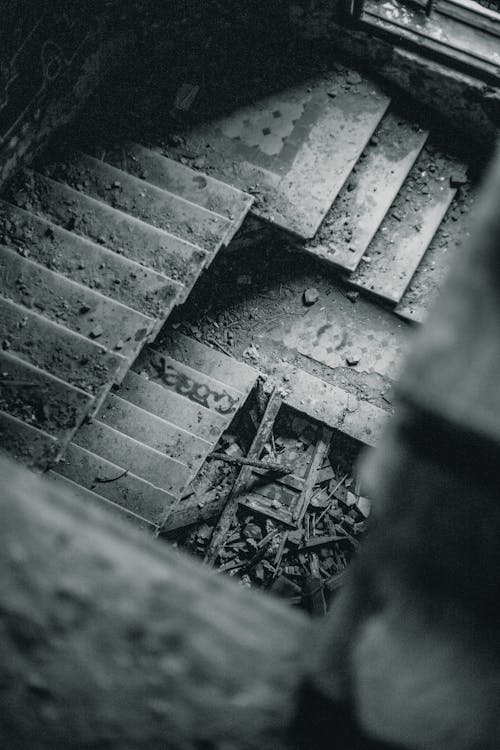 Imagine de stoc gratuită din abandonat, alb-negru, fotografiere verticală