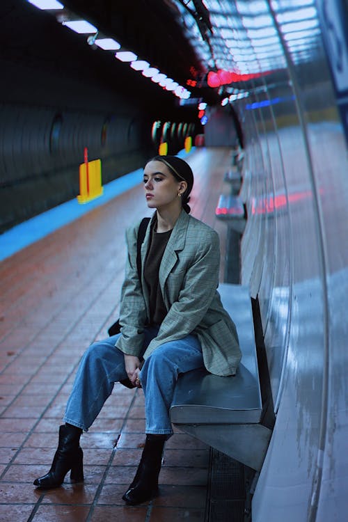 Gratis lagerfoto af latinamerikansk kvinde, metal bænk, metrostation