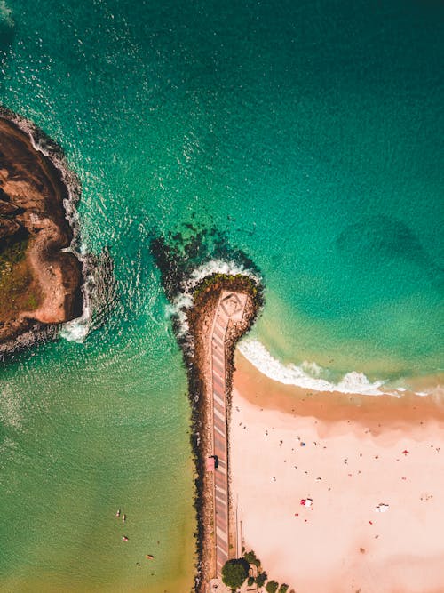 deniz kenarı, deniz kıyısı, dikey atış içeren Ücretsiz stok fotoğraf