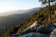 在这片云雾缭绕、树木繁茂、地形崎岖的山景中，体验宁静