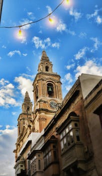 从低角度望去，一座历史悠久的双塔教堂映衬在明亮的蓝天下，景色优美