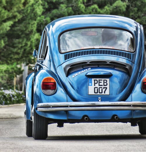 Blauer Volkswagen Käfer
