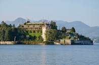 在充满活力的日光下，探索意大利皮埃蒙特美丽的花园和伊莎贝拉的风景，捕捉美好瞬间