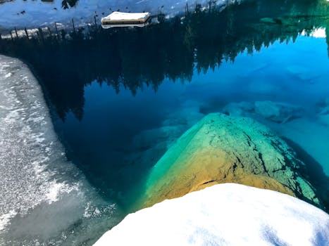 迷人的冬季景观，白雪皑皑的海岸和充满活力的湖泊倒影