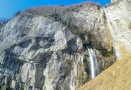 蔚蓝的天空下，瀑布从悬崖倾泻而下，景色令人惊叹