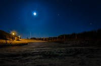 荷兰舒尔的月光小路上，星空灿烂，风景如剪影