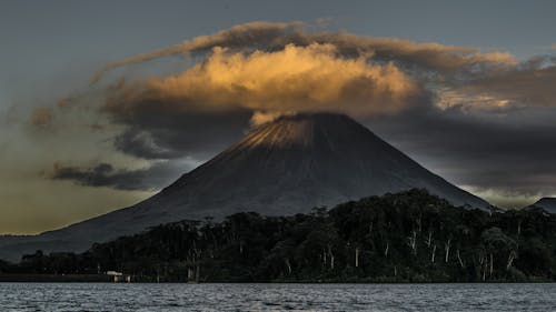 Fotografía De Paisaje Del Volcán