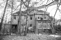 这张黑白照片令人毛骨悚然，拍的是一栋废弃房屋，气氛十分诡异