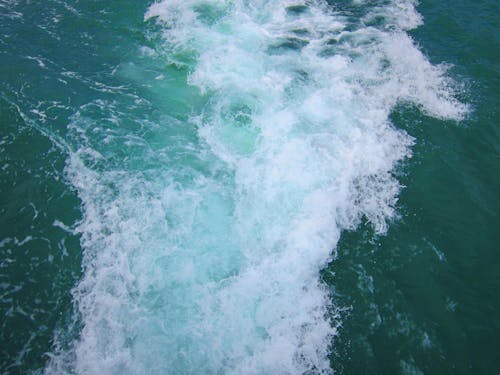 無料 ボートが通過する水の写真 写真素材