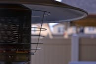 现代户外庭院加热器的详细视图，背景为模糊的郊区，非常适合户外舒适概念