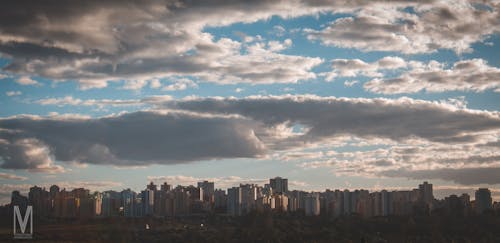 Foto stok gratis bangunan tempat tinggal, langit mendung