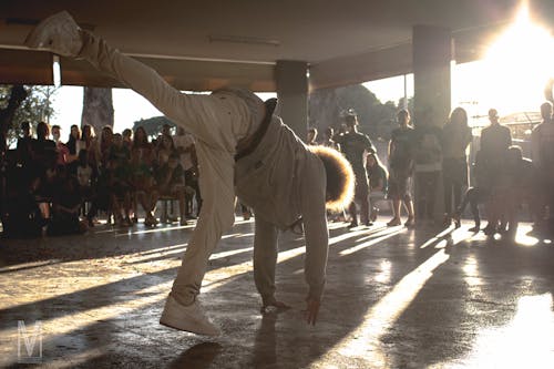 dans etmek, genç adam, güneş patlaması içeren Ücretsiz stok fotoğraf