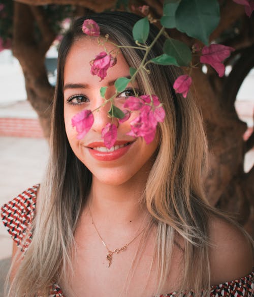genç kadın, pembe çiçekler içeren Ücretsiz stok fotoğraf