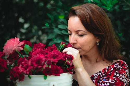 Çiçekler, Kadın, kokan içeren Ücretsiz stok fotoğraf