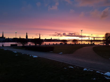 日落时分，公园与城市景观轮廓在充满活力的天空下显得格外优美