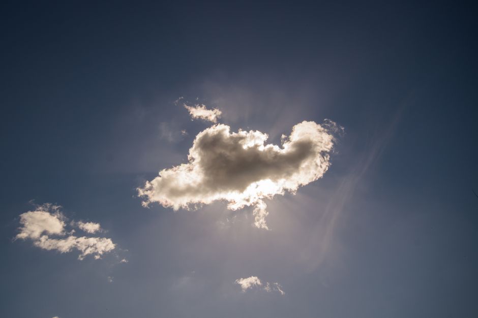 https://images.pexels.com/photos/9236/sky-blue-sun-cloud.jpg?auto=compress&cs=tinysrgb&h=650&w=940