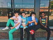 一群十几岁的朋友一起在户外玩乐，微笑着