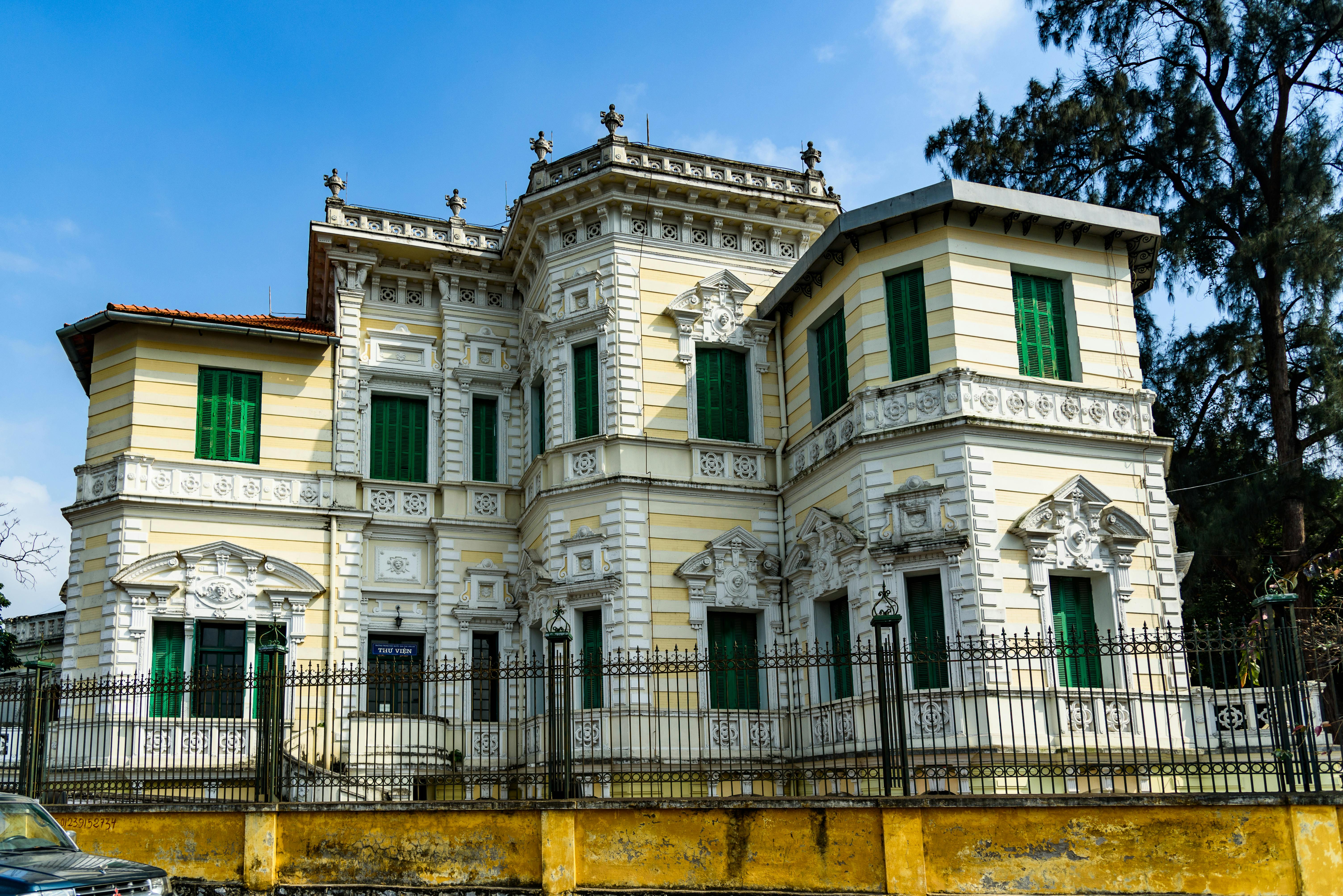 这座历史豪宅风格华丽，采用复古建筑设计，并配有铸铁围栏