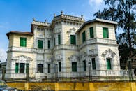 这座历史豪宅风格华丽，采用复古建筑设计，并配有铸铁围栏