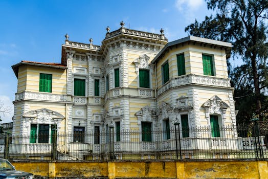 这座历史豪宅风格华丽，采用复古建筑设计，并配有铸铁围栏