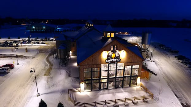 考贝尔啤酒度假村的冬季夜景被灯光点亮，展现出白雪皑皑的景色