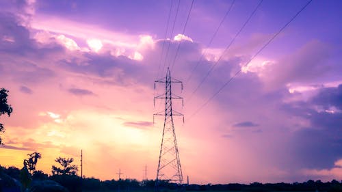 Фотография электрической башни во время заката