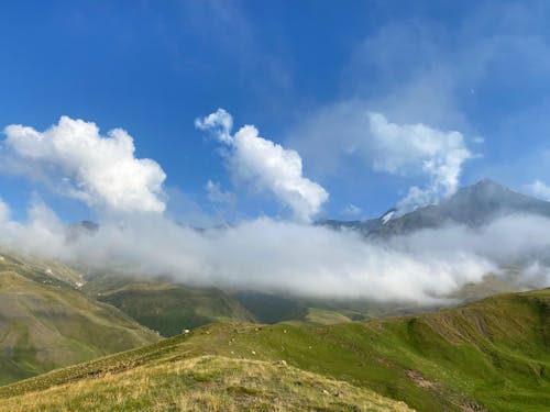 Безкоштовне стокове фото на тему «білі хмари, блакитне небо, гори»