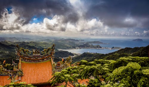 山の頂上にある茶色の寺院の航空写真