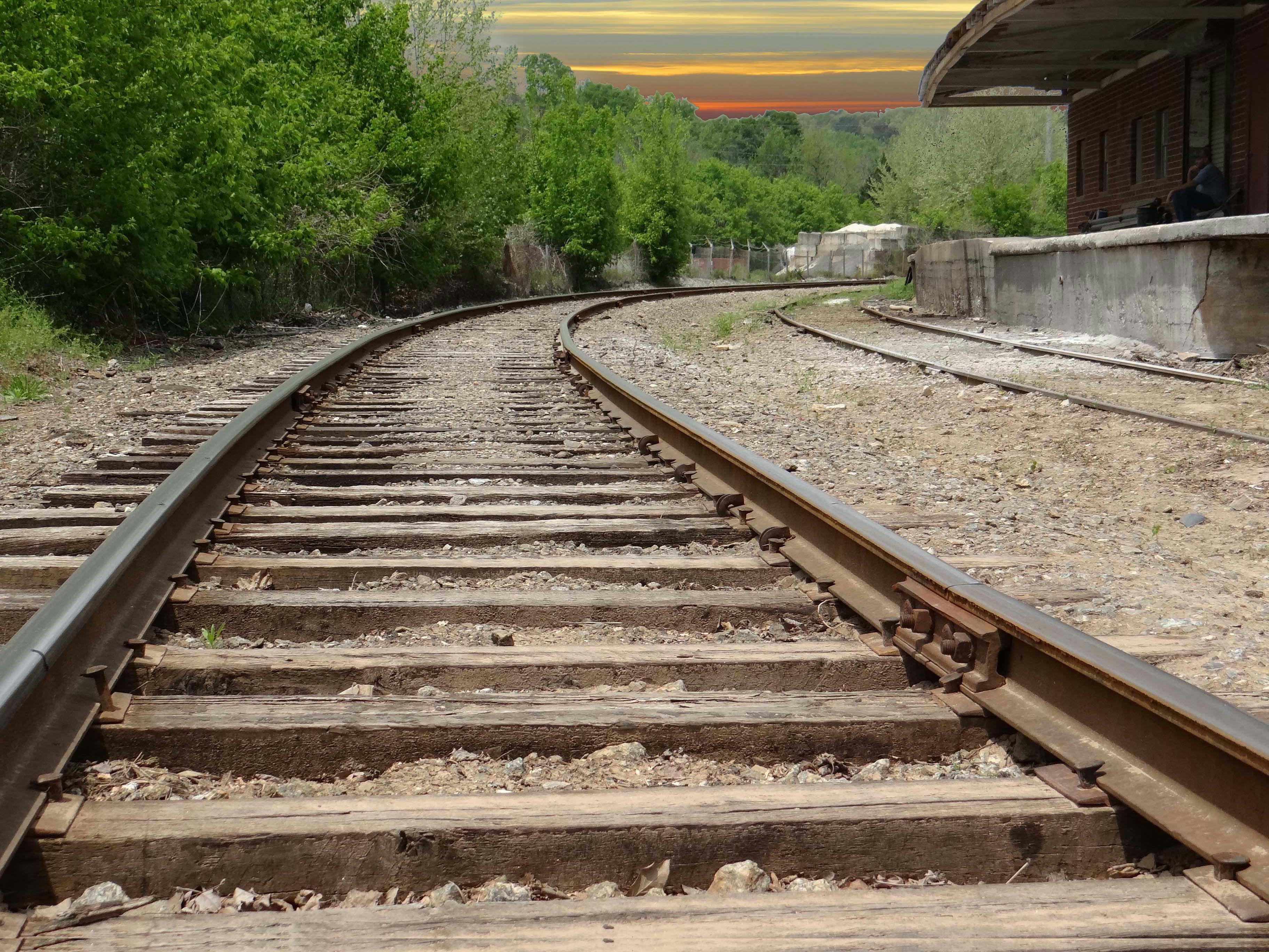 kostenloses-foto-zum-thema-eisenbahn-eisenbahnschienen-zug