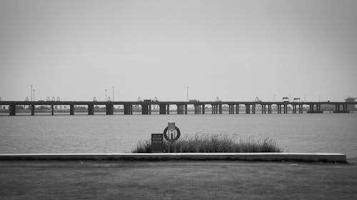 Gratis stockfoto met brug, eenkleurig, grauwe lucht Stockfoto