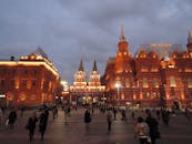 莫斯科红场的夜景美丽，人群热闹