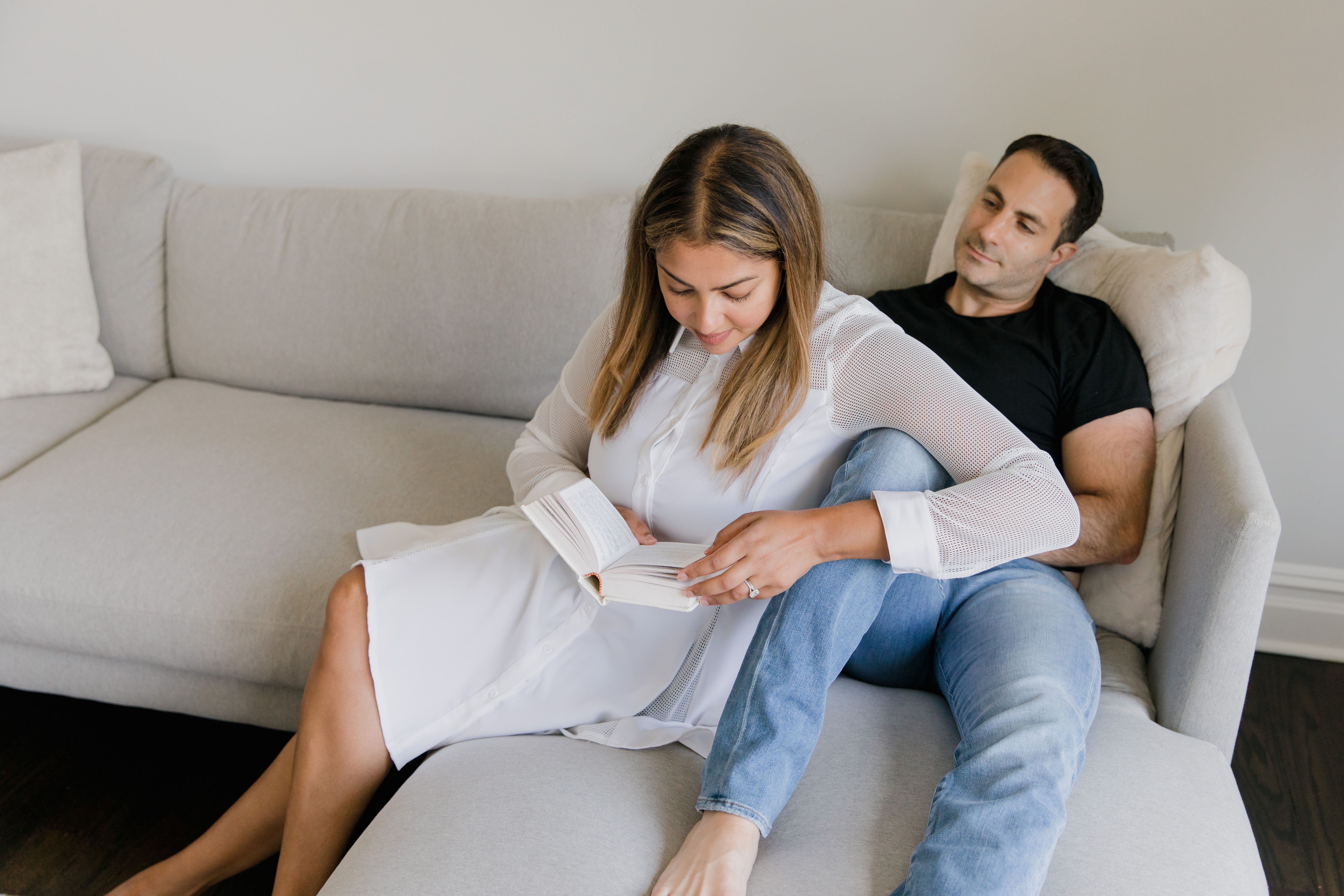 Paar liest und entspannt auf modernem Sofa