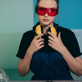 Sarah Nguyen Portrait d'une technicienne portant des lunettes de sécurité dans un atelier d'électronique