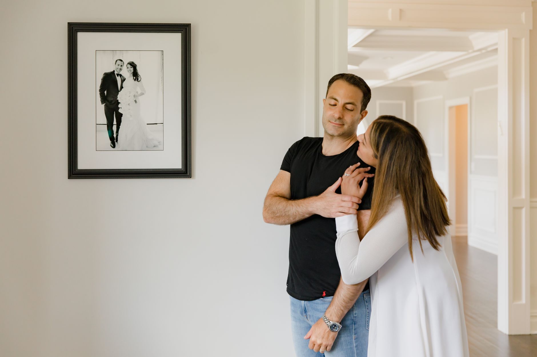 Fotograf przygotowujący odbitki i próbki papieru na biurku