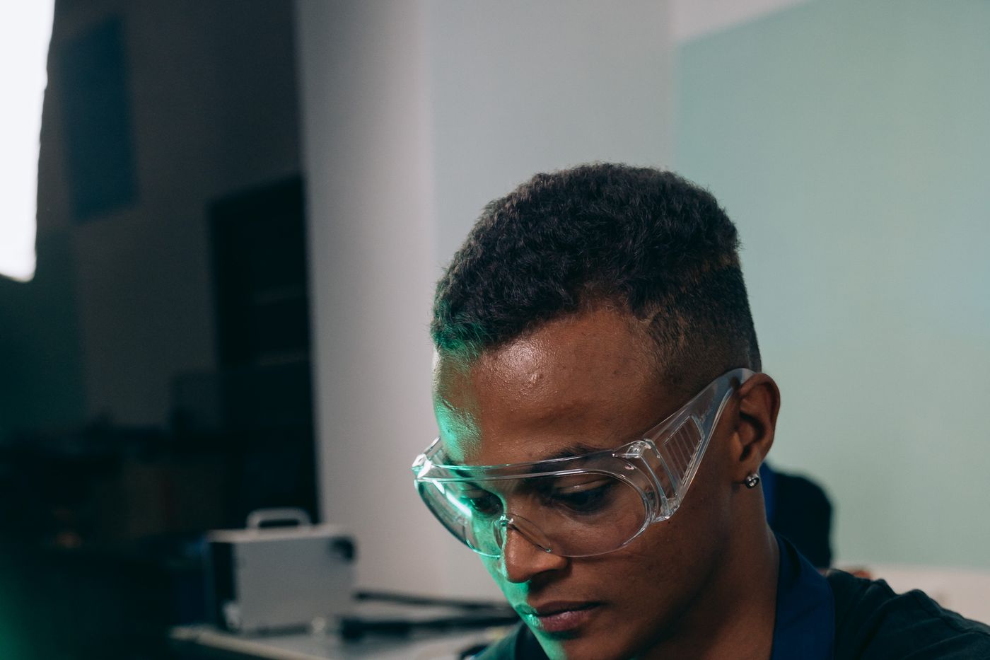 Technicien portant des lunettes de protection dans un atelier