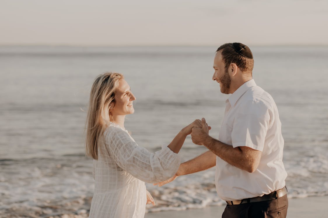Man and Pregnant Woman by Sea · Free Stock Photo