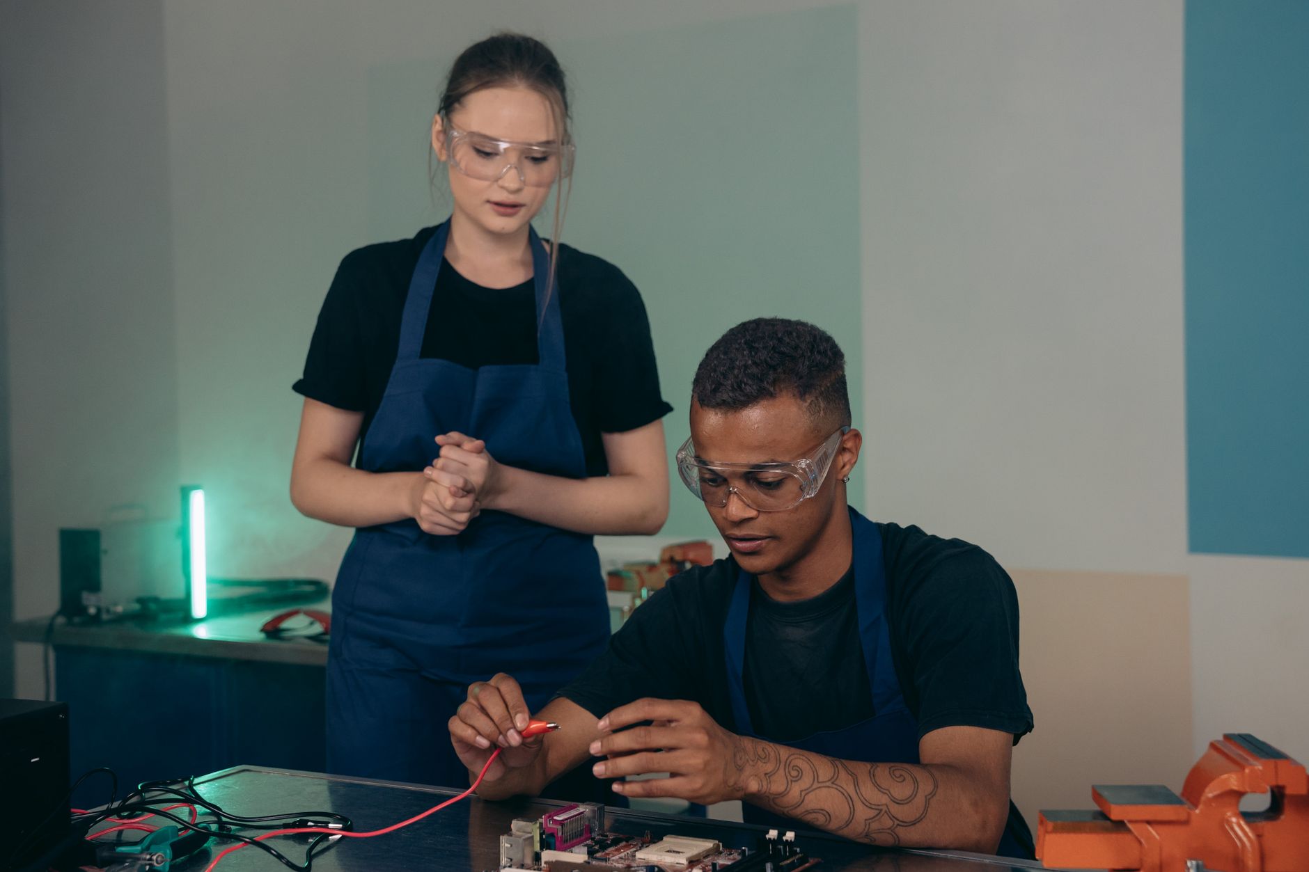 Almanya'da mesleki eğitim (Ausbildung) gören gençlerin bir sınıfta veya teknik atölyede eğitmenleriyle Almanca dilinde iletişim kurarak eğitim aldıkları bir an.