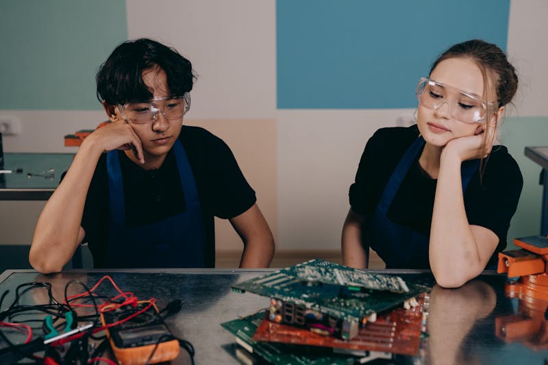 엔지니어가 PCB 보드를 측정 장비로 테스트하는 장면