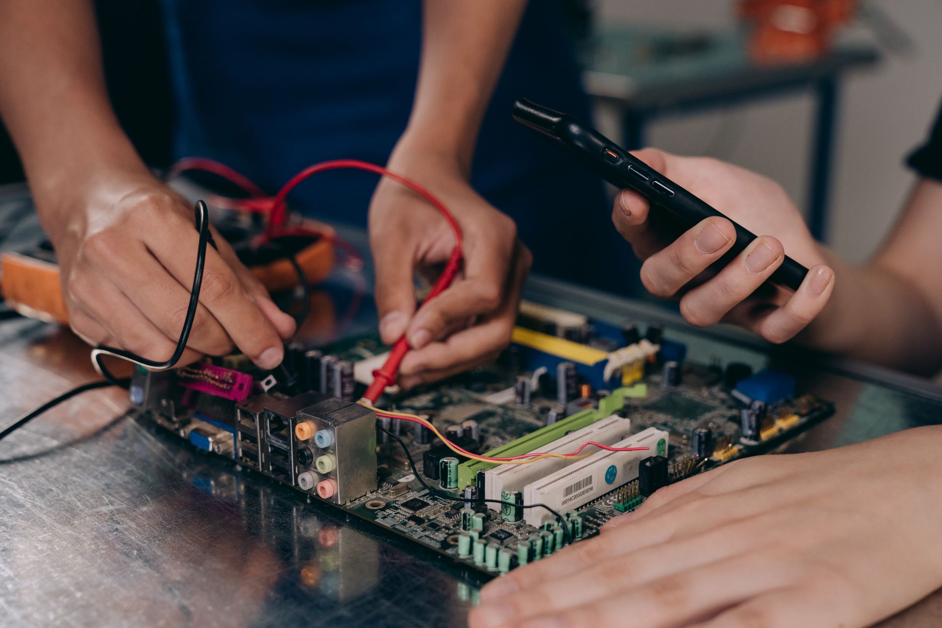 Messgerät und Elektronikwerkzeug bei einer strukturierten Diagnose.