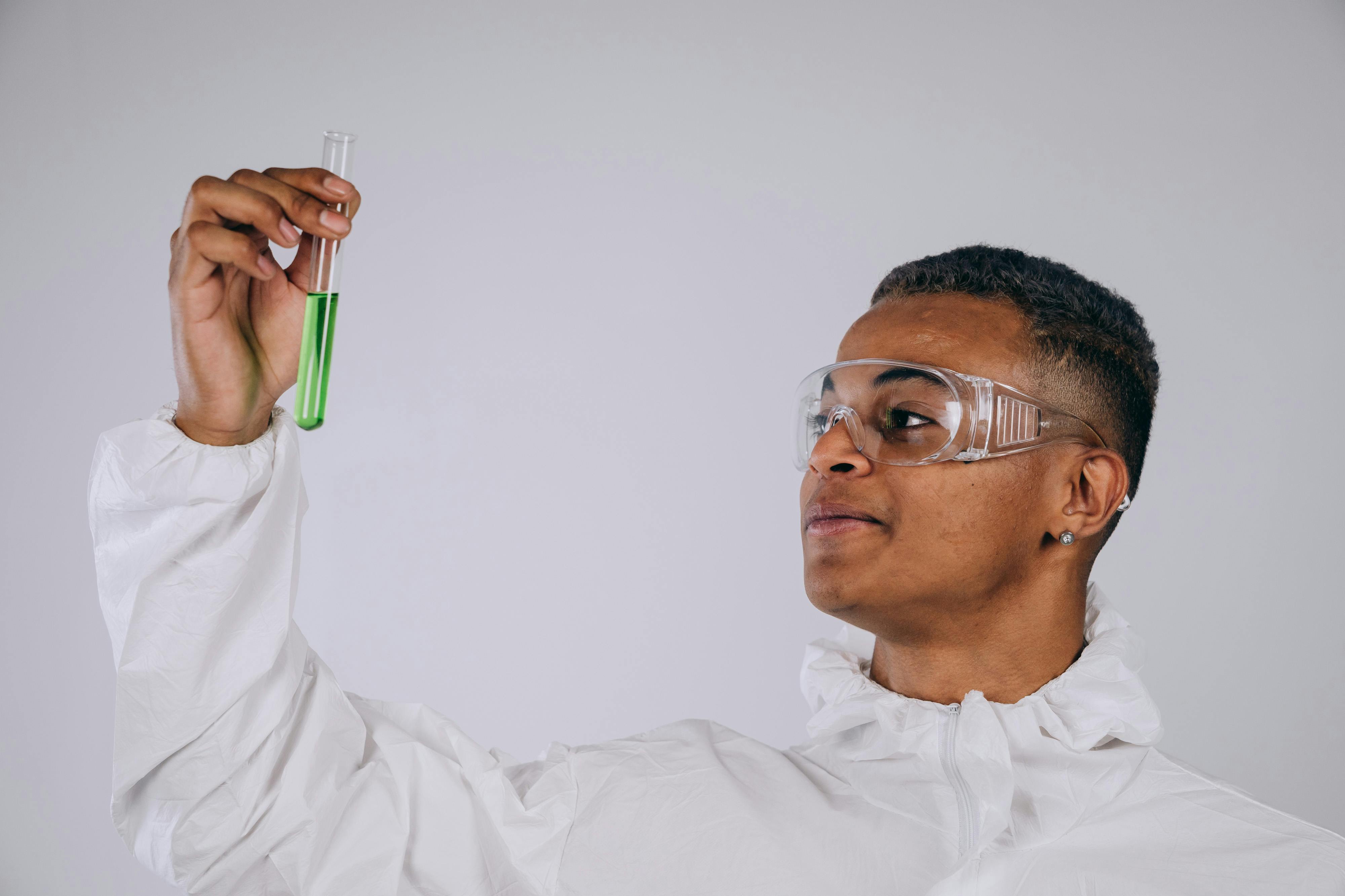 gear reviews gear review lab — Photo by Mikhail Nilov on Pexels
