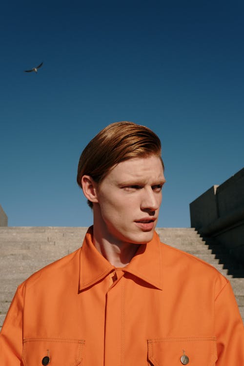 人, 橙色制服, 特写 的 免费素材图片