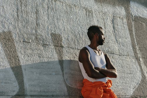 Fotos de stock gratuitas de brazos cruzados, de pie, hombre afroamericano
