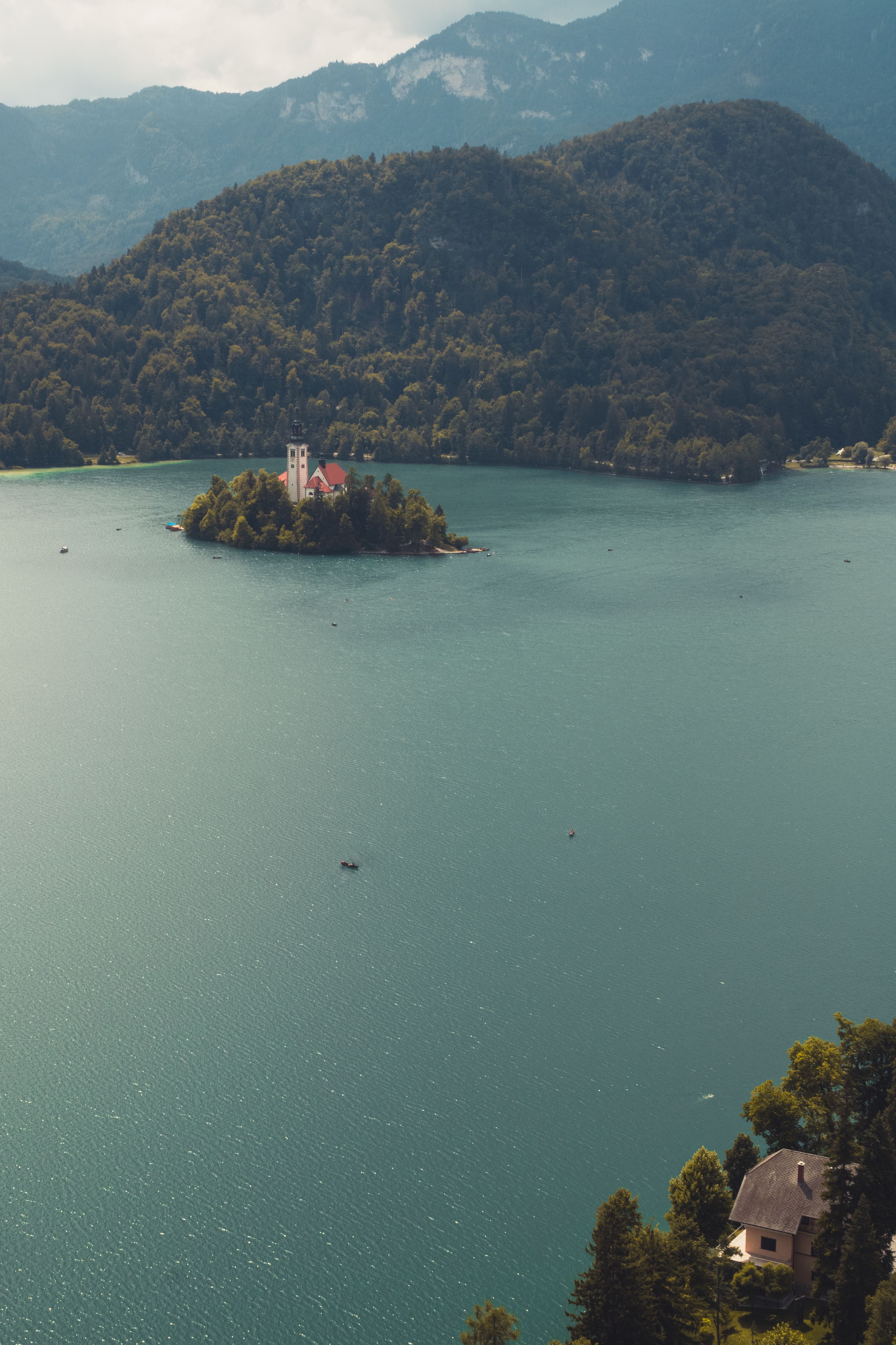 Poročni par na Bledu – romantičen pogled na jezero