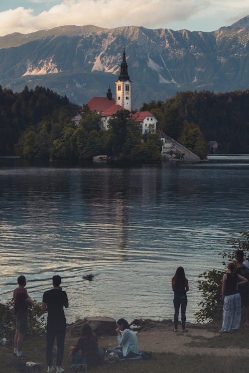Foto profissional grátis de atração turística, beira do lago, capela