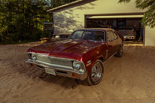 Бесплатное стоковое фото с гараж, классический, красный автомобиль